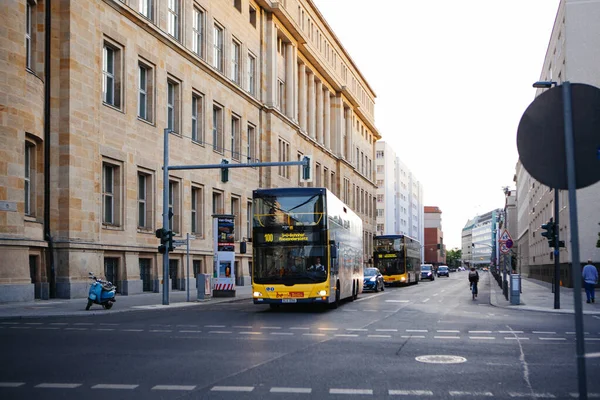 Berlijn Duitsland Mei 2015 Mensen Rijden Een Man Stadsbus Berlijn — Stockfoto