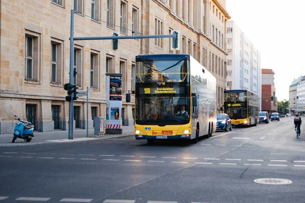Berlijn Duitsland Mei 2015 Mensen Rijden Een Man Stadsbus Berlijn — Stockfoto
