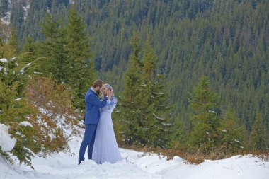 Gelin ve damat dağda kış karında