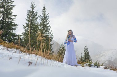 Gelin ve damat dağda kış karında