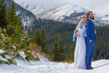 Gelin ve damat dağda kış karında