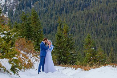 Gelin ve damat dağda kış karında