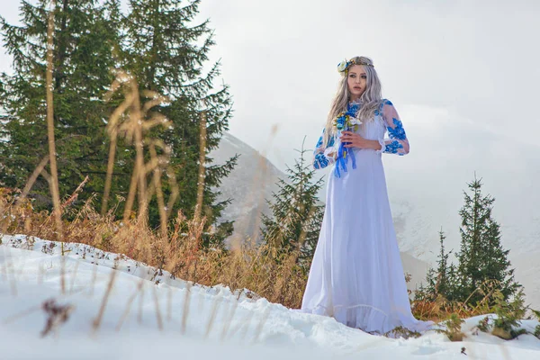 山の冬の雪の中の花嫁と新郎 — ストック写真