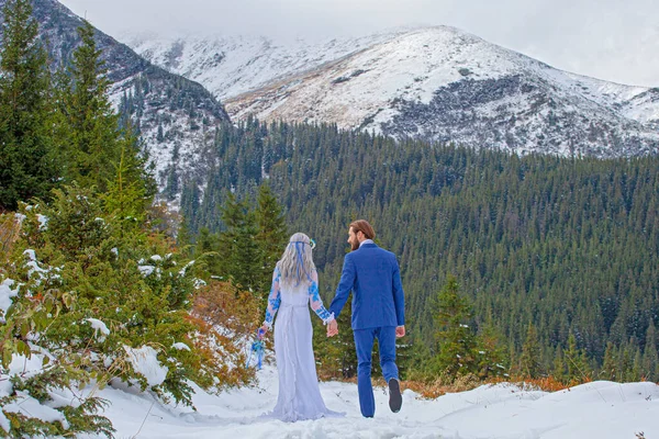 Menyasszony Vőlegény Télen Hegyen — Stock Fotó