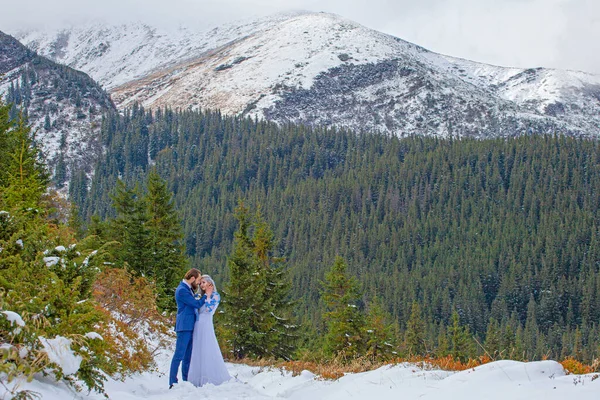 Noiva Noivo Inverno Neve Montanha — Fotografia de Stock