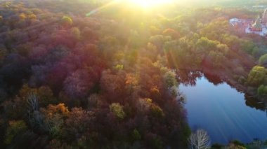 Golosievo parkında insansız hava aracıyla çekilen güzel göl ve sonbahar ormanlarının manzarası.