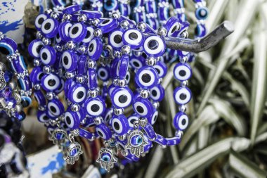 Markette ya da markette nazar boncuğu koruma tılsımı var. En popüler hatıralardan biri.