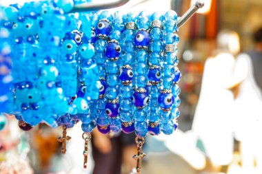 Markette ya da markette nazar boncuğu koruma tılsımı var. En popüler hatıralardan biri.