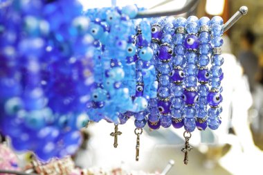 Markette ya da markette nazar boncuğu koruma tılsımı var. En popüler hatıralardan biri.