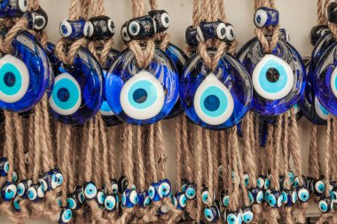 Markette ya da markette nazar boncuğu koruma tılsımı var. En popüler hatıralardan biri.