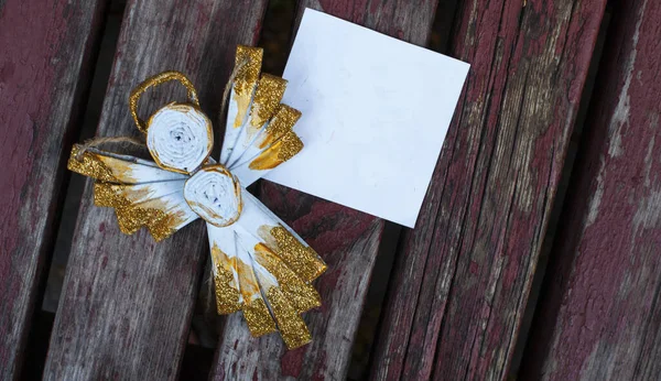 木制背景上的纸天使 带有文字注释 — 图库照片