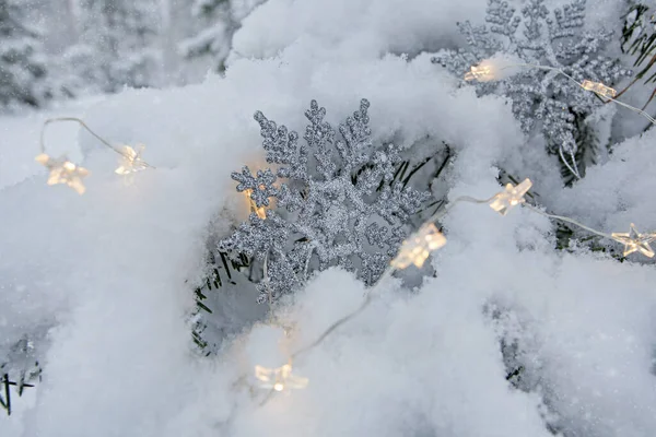 Kerstverlichting Sneeuwvlokken Versierde Dennenboom Het Winterpark — Stockfoto