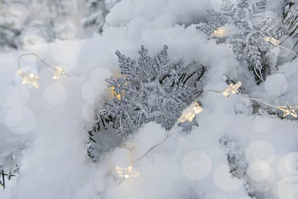 Światła Świąteczne Płatki Śniegu Ozdobionej Jodle Parku Zimowym — Zdjęcie stockowe