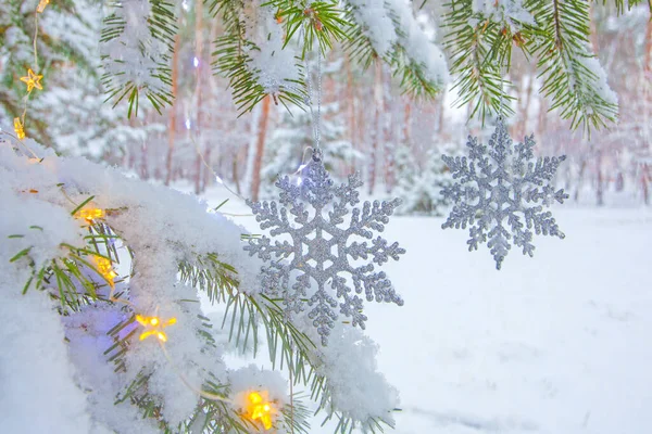 Kerstverlichting Sneeuwvlokken Versierde Dennenboom Het Winterpark — Stockfoto