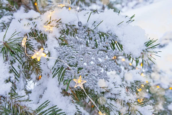 Kerstverlichting Sneeuwvlokken Versierde Dennenboom Het Winterpark — Stockfoto