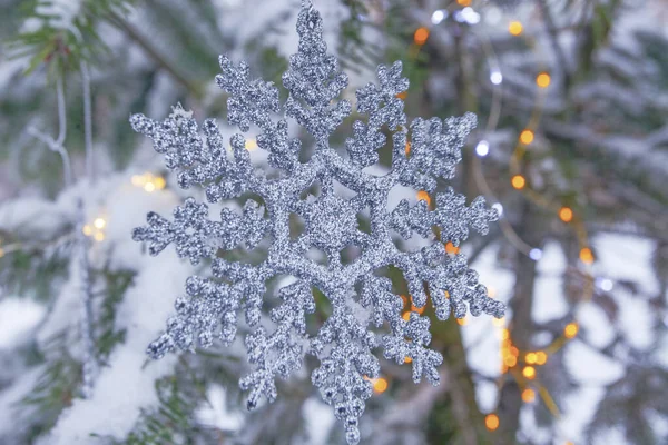 Luces Navidad Copos Nieve Abeto Decorado Parque Invierno —  Fotos de Stock