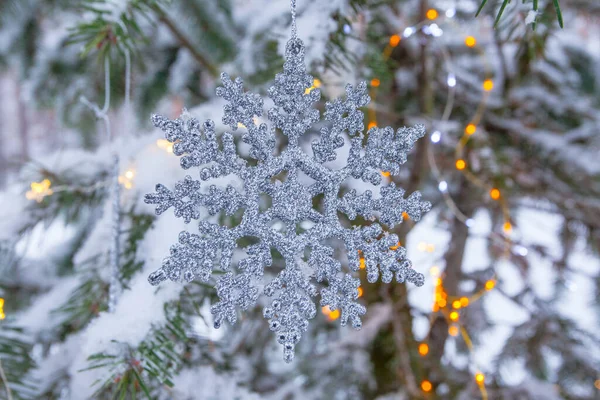 Kerstverlichting Sneeuwvlokken Versierde Dennenboom Het Winterpark — Stockfoto