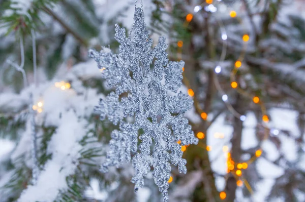 Luces Navidad Copos Nieve Abeto Decorado Parque Invierno —  Fotos de Stock