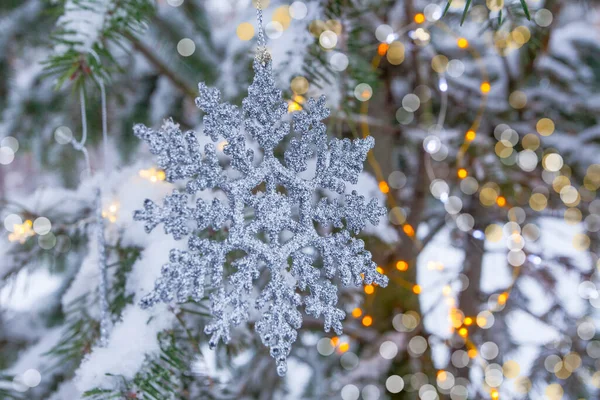 Kerstverlichting Sneeuwvlokken Versierde Dennenboom Het Winterpark — Stockfoto