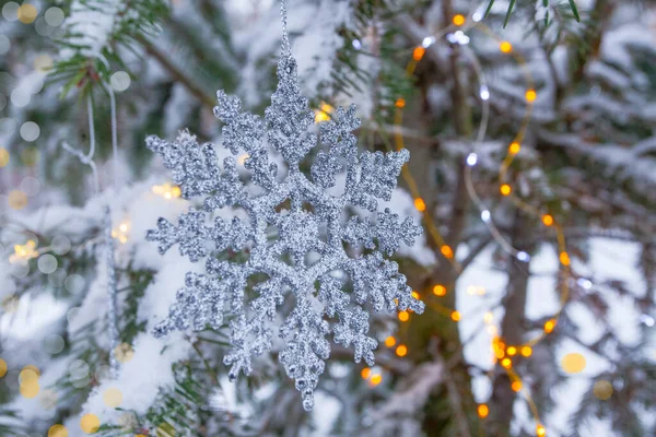 Kerstverlichting Sneeuwvlokken Versierde Dennenboom Het Winterpark — Stockfoto