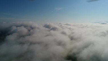 Ukrayna, Karpat dağlarının tepesinde gökyüzü. İnsansız hava aracıyla çekildi. 4k