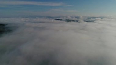 Ukrayna, Karpat dağlarının tepesinde gökyüzü. İnsansız hava aracıyla çekildi. 4k