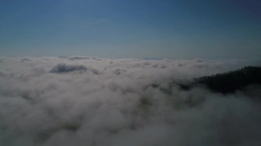 Ukrayna, Karpat dağlarının tepesinde gökyüzü. İnsansız hava aracıyla çekildi. 4k