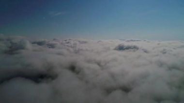 Ukrayna, Karpat dağlarının tepesinde gökyüzü. İnsansız hava aracıyla çekildi. 4k