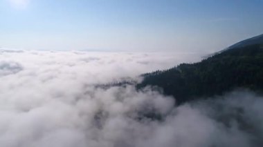 Ukrayna, Karpat dağlarının tepesinde gökyüzü. İnsansız hava aracıyla çekildi. 4k