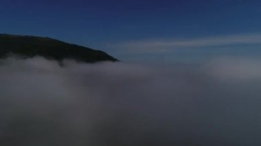 Ukrayna, Karpat dağlarının tepesinde gökyüzü. İnsansız hava aracıyla çekildi. 4k