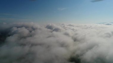 Ukrayna, Karpat dağlarının tepesinde gökyüzü. İnsansız hava aracıyla çekildi. 4k