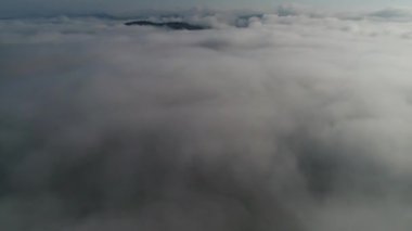 Ukrayna, Karpat dağlarının tepesinde gökyüzü. İnsansız hava aracıyla çekildi. 4k