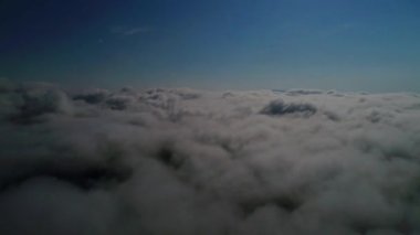 Ukrayna, Karpat dağlarının tepesinde gökyüzü. İnsansız hava aracıyla çekildi. 4k