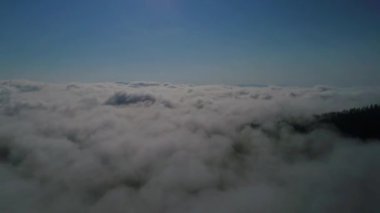 Ukrayna, Karpat dağlarının tepesinde gökyüzü. İnsansız hava aracıyla çekildi. 4k