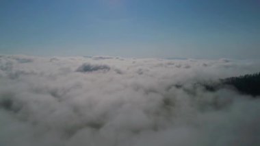 Ukrayna, Karpat dağlarının tepesinde gökyüzü. İnsansız hava aracıyla çekildi. 4k