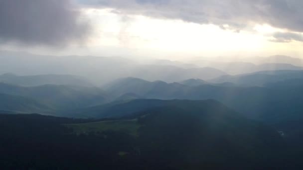 カルパチア山脈の素晴らしい夕日 ピップ イワン山 — ストック動画