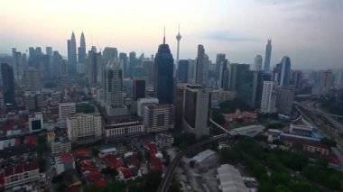 Sisli Kuala Lumpur şehrinin tepedeki manzarası sabah güneş doğarken Petronas ikiz kuleleri vurulacak.