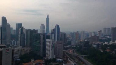 Sisli Kuala Lumpur şehrinin tepedeki manzarası sabah güneş doğarken Petronas ikiz kuleleri vurulacak.