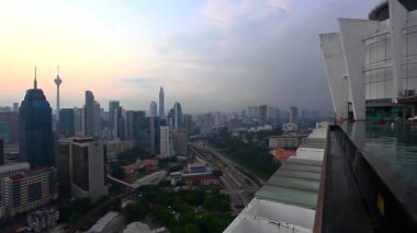 Sisli Kuala Lumpur şehrinin tepedeki manzarası sabah güneş doğarken Petronas ikiz kuleleri vurulacak.