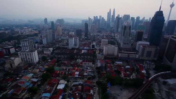 Ovanifrån Dimmiga Kuala Lumpur Stad Skyline Med Petronas Tvillingtorn Sköt — Stockvideo