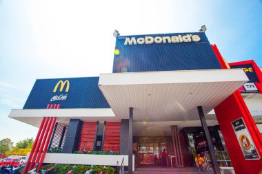 Langkawi, Malezya - 30 Ocak 2020, Salı, Langkawi, Patai Chenang. Burası bedava satış yeri ve Mc Donalds / Langkawi de vergisiz bölge.