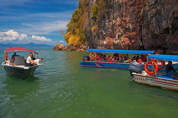 Langkawi Malaysia Januari 2020 Lokalbefolkning Och Turist Matar Fisk Geoforest — Stockfoto