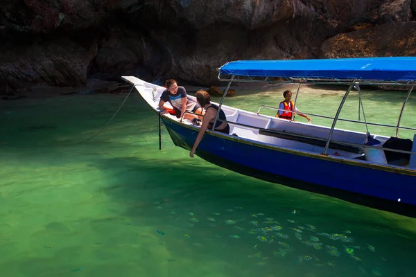 Langkawi Malaysia January 2020 Local People Tourist Feeding Fish Geoforest — Stock Photo, Image