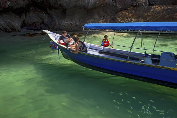 Langkawi Malaysia January 2020 Local People Tourist Feeding Fish Geoforest — Stock Photo, Image