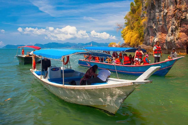 Langkawi Malaysia Januari 2020 Lokalbefolkning Och Turist Matar Fisk Geoforest — Stockfoto