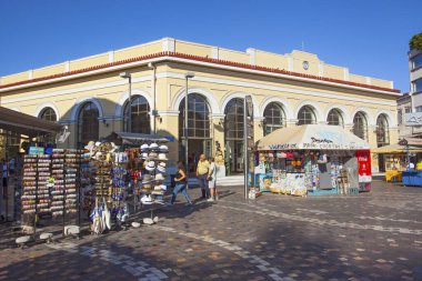 Athen, Yunanistan - 15 Ağustos 2016 Monastiraki istasyonunun metro girişi - metro Atina 'nın en popüler toplu taşımacılığı.