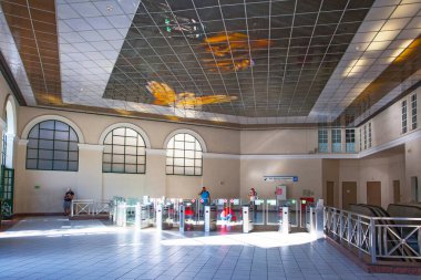 Athen, Yunanistan - 15 Ağustos 2016 Monastiraki istasyonunda Metro Atina 'nın en popüler toplu taşımacısıdır..