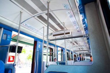 Atina, Yunanistan. 15 Ağustos 2016: Atina, Yunanistan 'da metro treni ve popüler toplu taşımacılık yolcuları