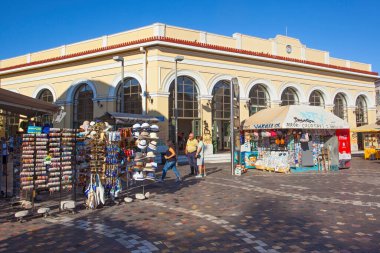 Athen, Yunanistan - 15 Ağustos 2016 Monastiraki istasyonunun metro girişi - metro Atina 'nın en popüler toplu taşımacılığı.