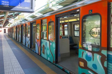 Athen, Yunanistan - 15 Ağustos 2019: Monastiraki istasyonu, Atina ve Yunanistan 'a metro arabası graffiti yağmuruna tutuldu